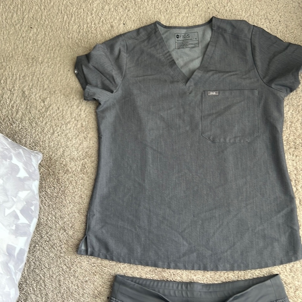 Medium sized scrubs in gray that has been worn and in great shape. Figs